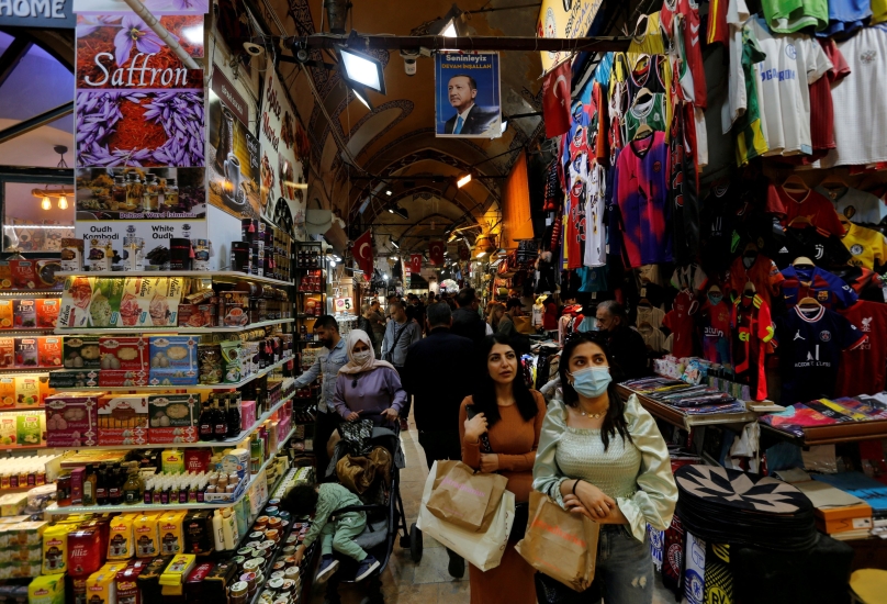 أتراك وسياح أجانب في البازار الكبير باسطنبول