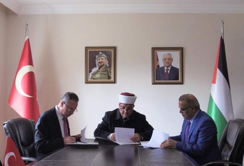 جانب من توقيع الاتفافية في مقر السفارة الفلسطينية بالعاصمة أنقرة