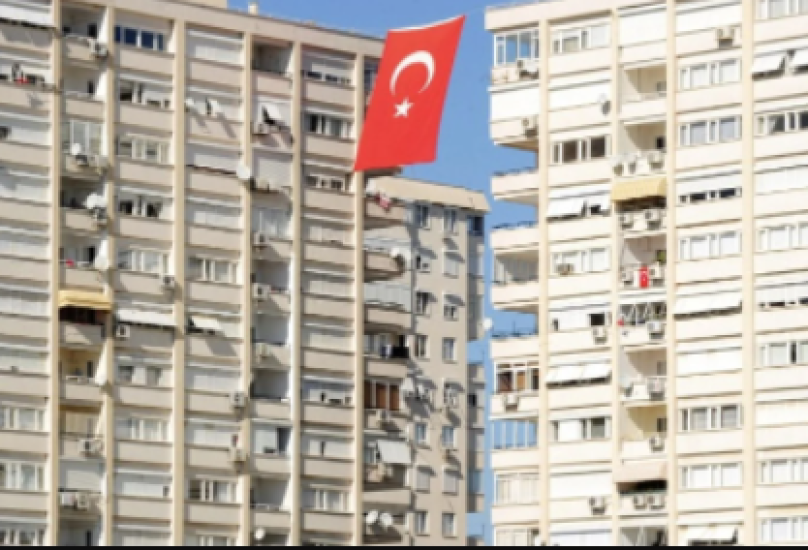 علم تركيا يرفرف بين المباني السكنية في أنطاليا