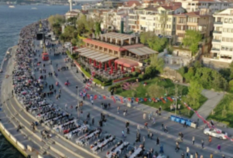 أكبر إفطار مطل على مضيق البوسفور في إسطنبول بحضور بلغ 80 ألف مشارك-الجزيرة نت