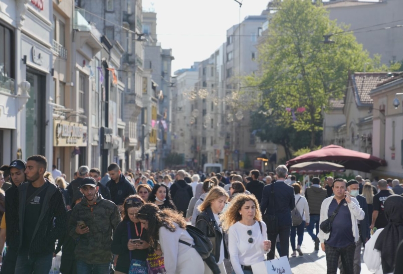 تشهد شوارع وساحات إسطنبول في تركيا نشاطاً كبيراً من السياح-الأناضول