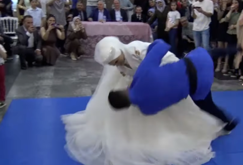 افتتح الزوجان التركيان الحاصلان على الحزام الأسود في لعبة الجودو حفل زفافهما بعرض رياضي
