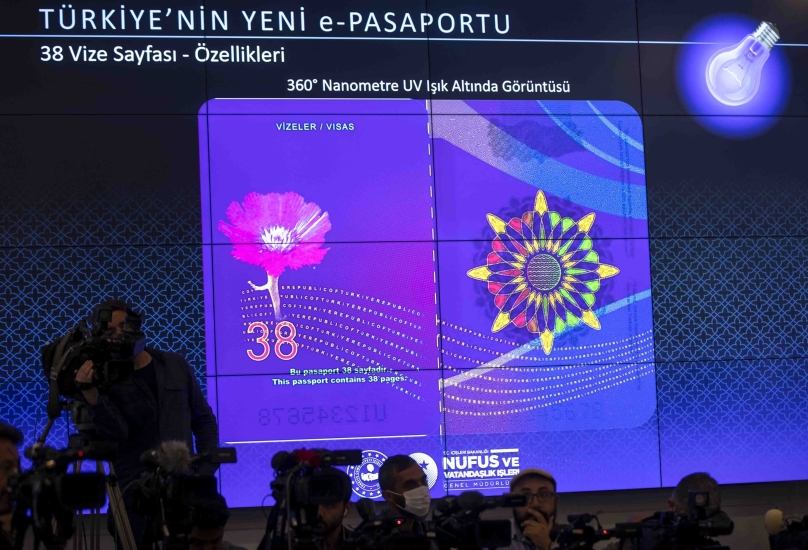 صورة لجواز السفر التركي الجديد معروضة على شاشة خلال مؤتمر صحفي في أنقرة