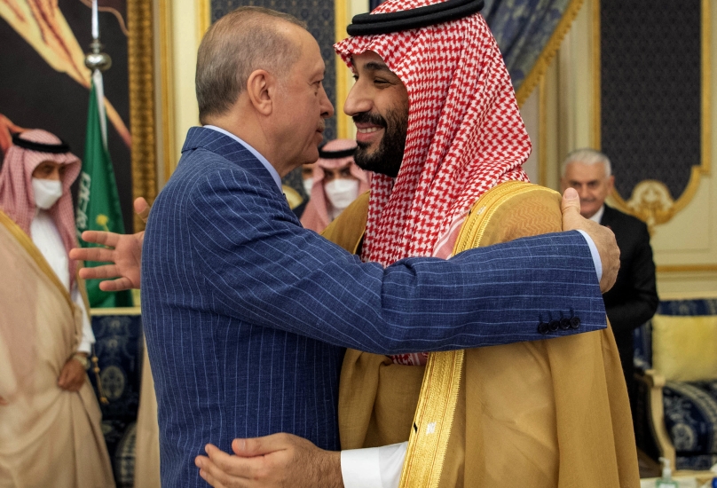 ولي العهد السعودي يعانق الرئيس التركي خلال زيارة الأخير للمملكة في نهاية أبريل 2022