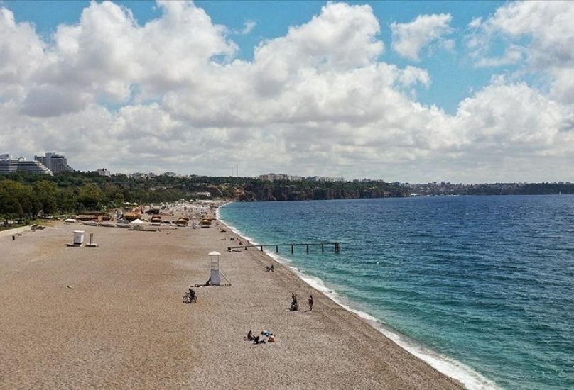 يستمتع الناس بالشاطئ في يوم دافئ بأنطاليا في جنوب تركيا، 26 مايو 2021