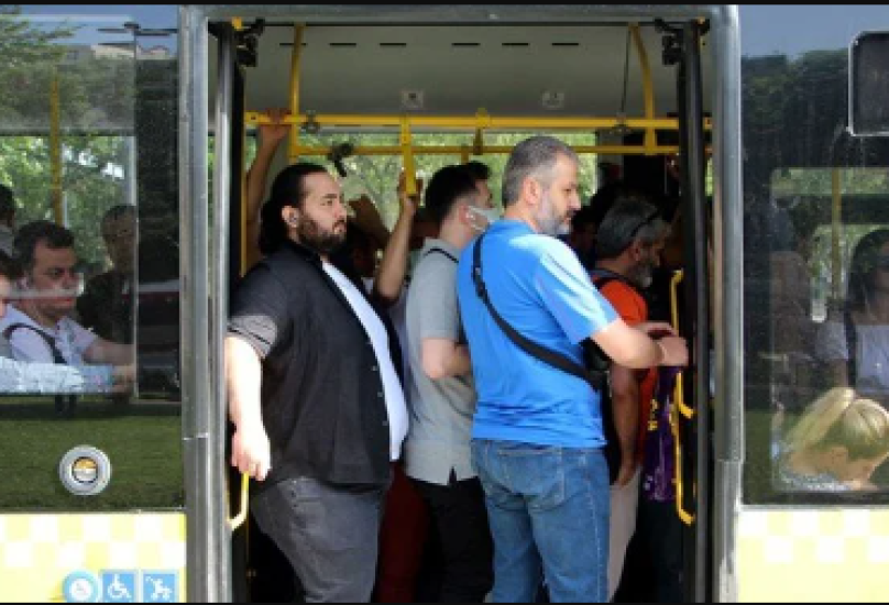 أشخاص بدون كمامات يستقلون حافلة في اسطنبول، 30 مايو 2022-DHA
