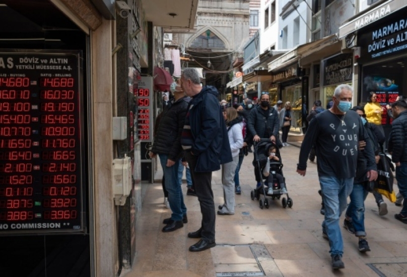 لوحة إلكترونية تعرض معلومات أسعار الصرف في مكتب صرافة بإسطنبول