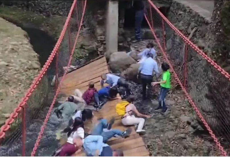 تسبب انهيار الجسر في إصابة 25 شخصا