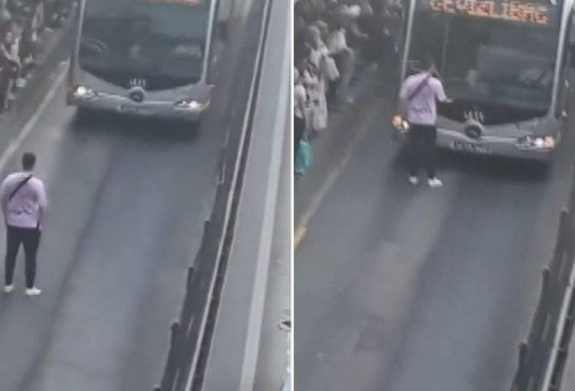 صورة ملتقطة من مقطع فيديو يظهر اعتراض الشخص لحافلة الميتروبوس