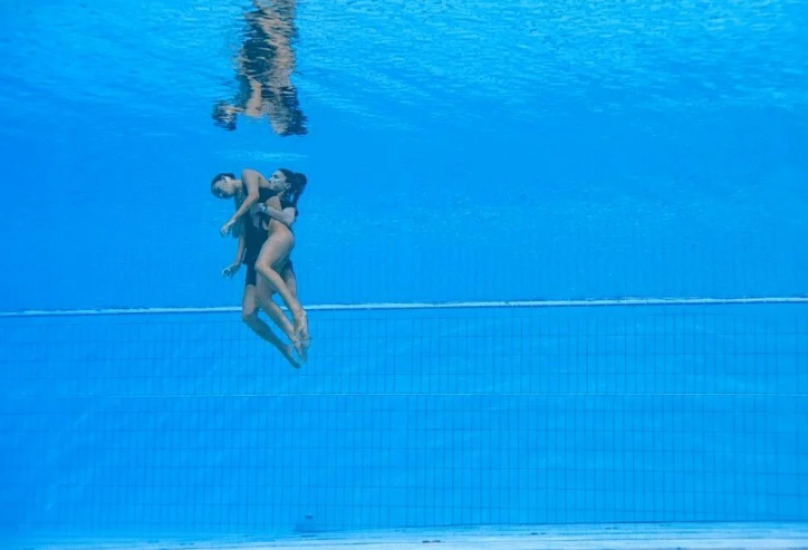 لحظة انقاذ السبّاحة أنيتا ألفاريز بعد أن تعرضت للإغماء