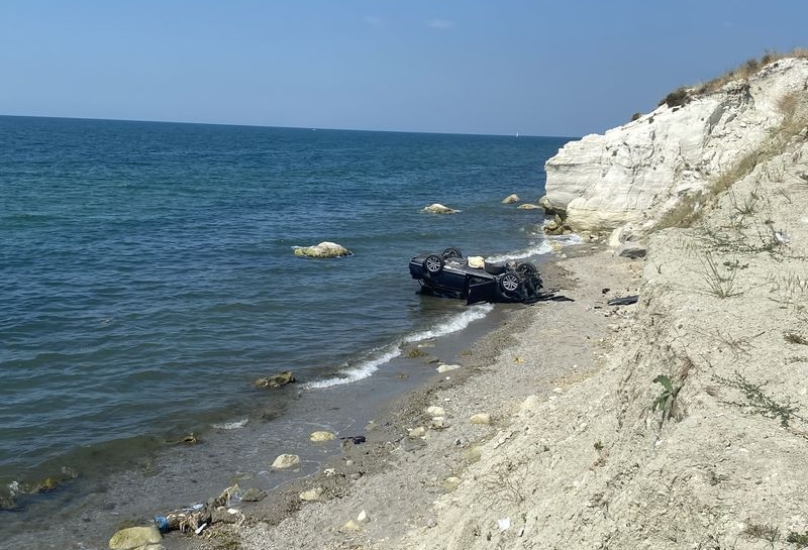 ألقى الرجل التركي سيارته في البحر من فوق تلّةٍ صغيرة