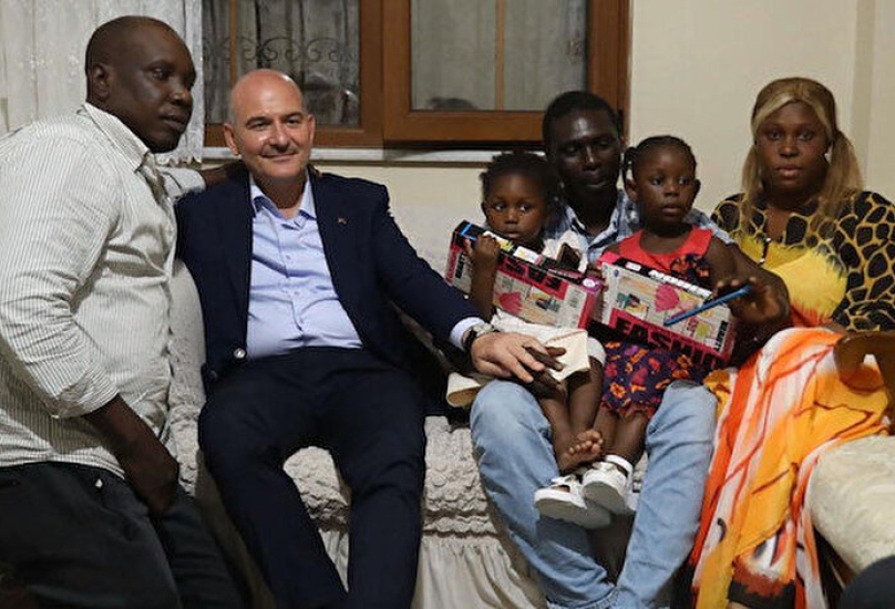 وزير الداخلية التركي خلال زيارته لعائلة السنغالية في اسطنبول