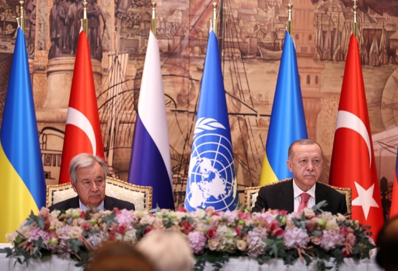 الرئيس اردوغان وأمين عام الامم المتحدة خلال ابرام صفقة تحرير الحبوب