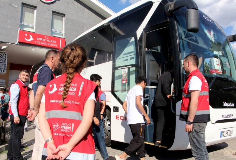 مهاجرون غير شرعيين يستقلون حافلة قبل ترحيلهم من تركيا