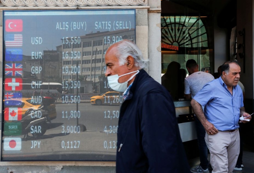 أشخاص يغيرون النقود في مكتب صرافة في اسطنبول-رويترز
