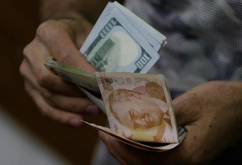 الليرة التركية تقترب من 18 مقابل الدولار
