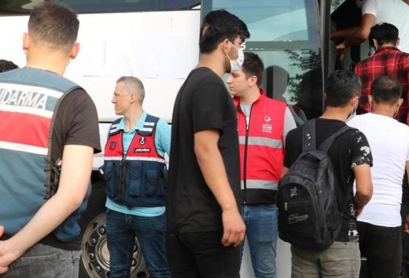 قوات الأمن التركية ترحل مهاجرين إلى بلادهم-أرشيف