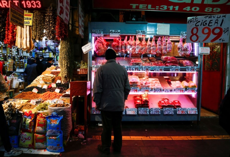 رجل يراقب أسعار اللحوم في محل جزارة في أنقرة-رويترز