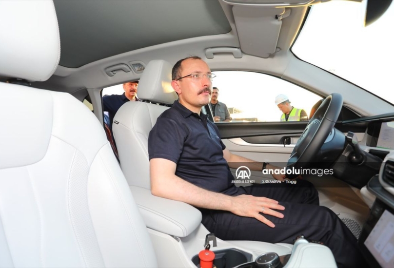 وزير التجارة التركي يجري قيادة تجريبية للسيارة المحلية-الأناضول