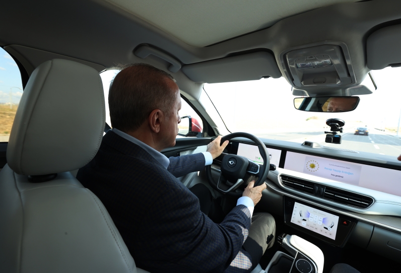اردوغان يجري قيادة تجريبية للسيارة المحلية التركية
