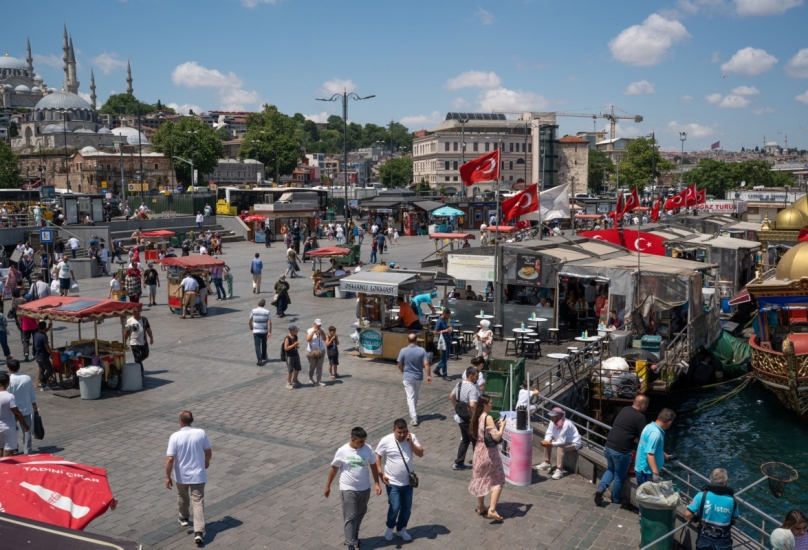 سياح وسكان محليون على الواجهة البحرية في إسطنبول بتركيا