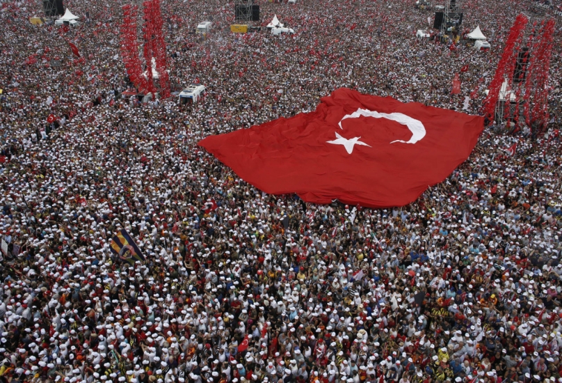 حشود تحمل العلم التركي خلال تجمع انتخابي في مالتيب، إسطنبول-أرشيف