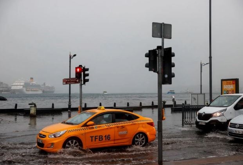 أمطار غزيرة في اسطنبول أثرت على حركة النقل