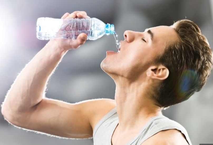 هناك العديد من الفوائد التي يجنيها الشخص من شرب المياه حصرا