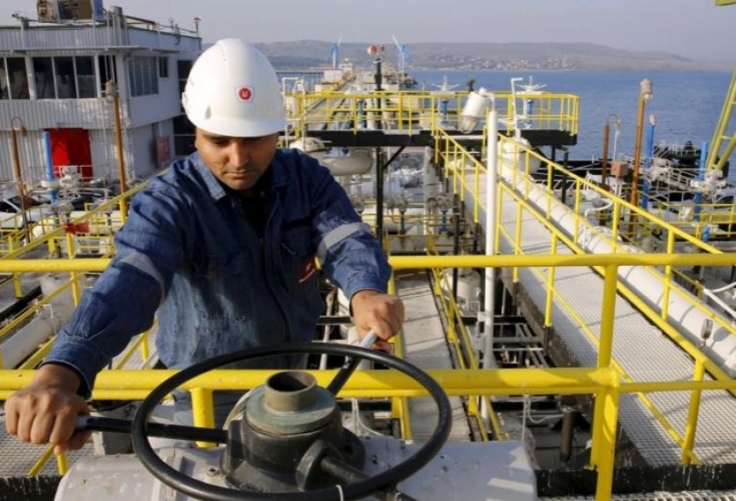 عامل تركي خلال أعمال استخراج الغاز من البحر