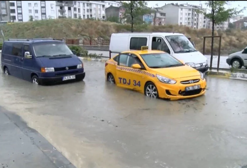 الامطار تغرق عدد من الشوارع في اسطنبول