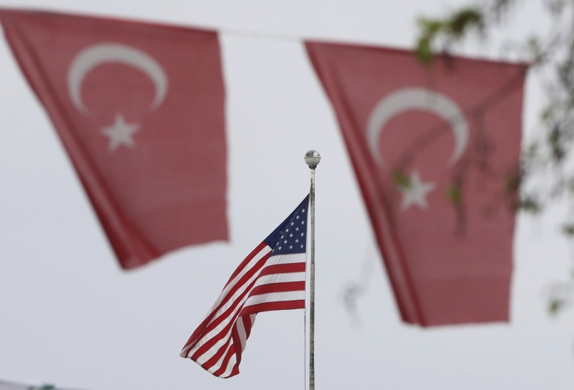أعلام تركية تزين شارعًا خارج السفارة الأمريكية في أنقرة