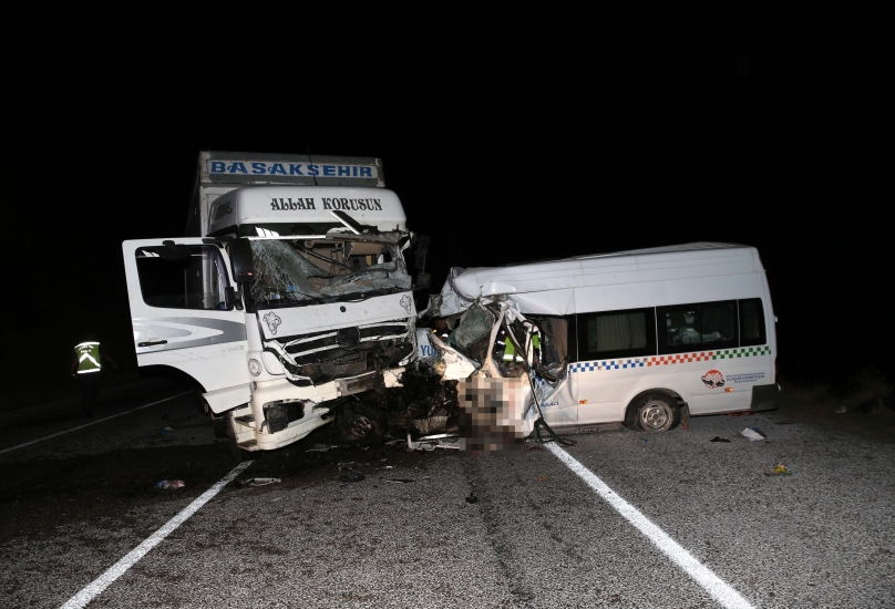 حطام مركبتين بعد الحادث في سيواش وسط تركيا