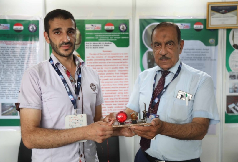 المهندس العراقي (يسار) يعرض جهاز استشعار الزلازل في مهرجان تكنوفيست البحر الأسود 2022-الأناضول