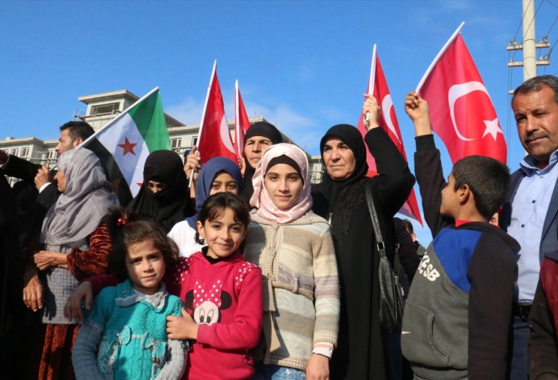 اطفال سوريون يحملون الاعلام التركية