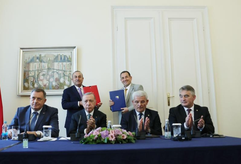 أردوغان في مؤتمر صحفي في سراييفو مع أعضاء المجلس الرئاسي للبوسنة والهرسك
