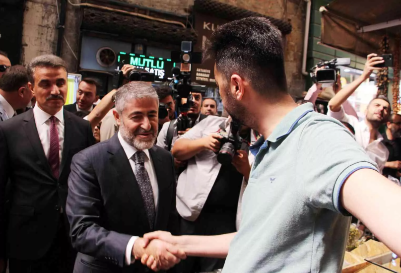 وزير الخزانة والمالية نور الدين نباتي يلتقي بمواطنين أتراك