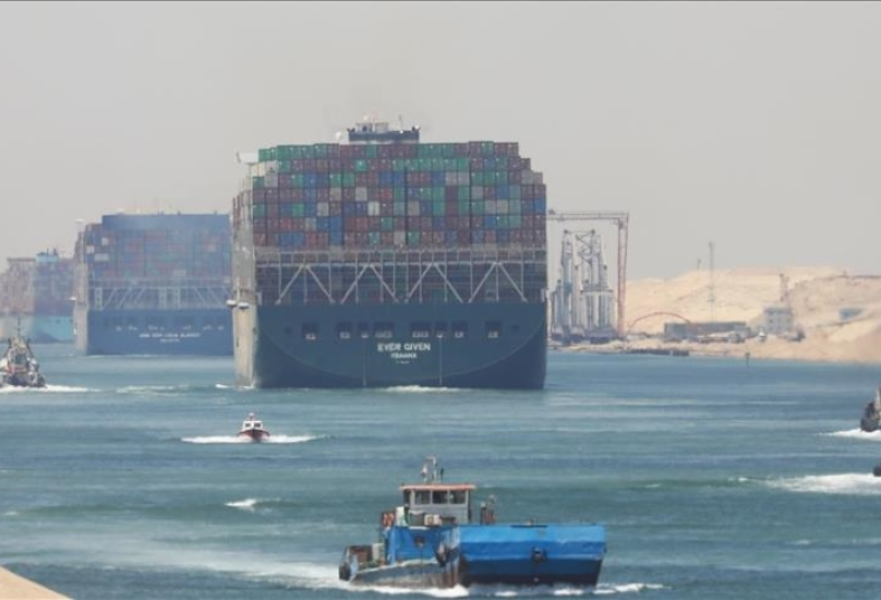 سفن تجارية تنقل حاويات عبر قناة السويس-ارشيف