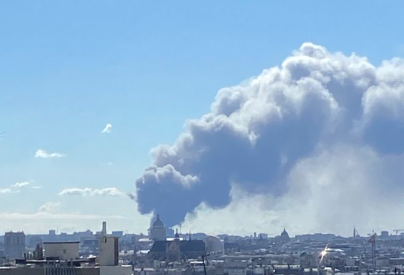 اعمدة الدخان تتصاعد من مكان الحريق في باريس