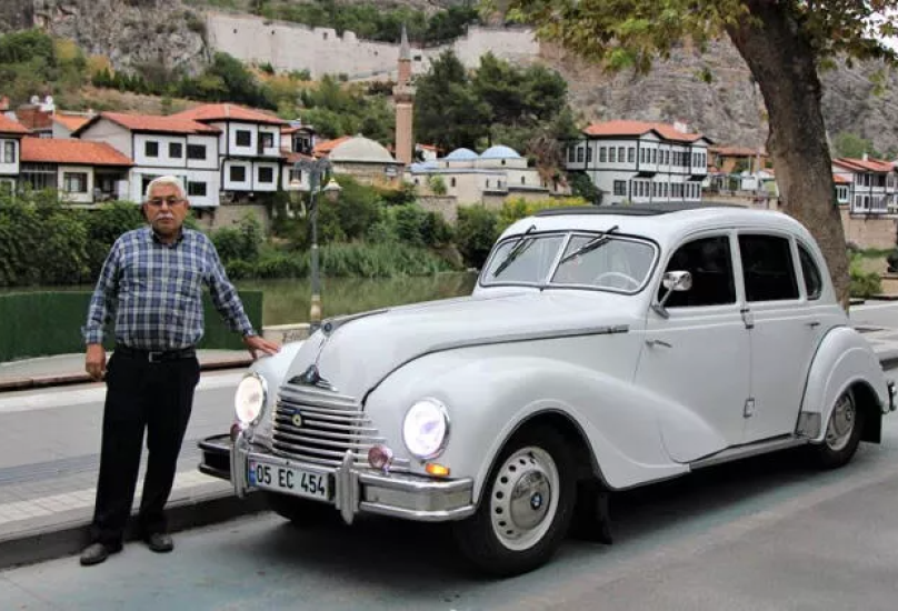 التركي كمال بكتاش بجانب سيارته
