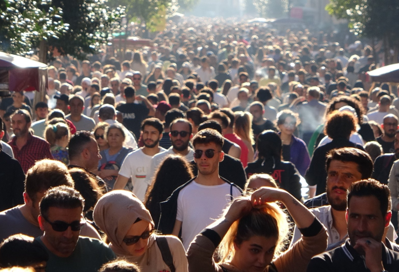 حشد كبير من الناس في شارع الاستقلال في اسطنبول، 25 سبتمبر 2022