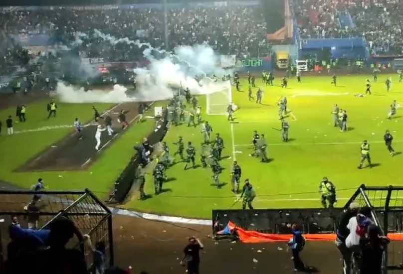 اندلاع اعمال شغب بين انصار ناديين لكرة القدم في اندونيسيا