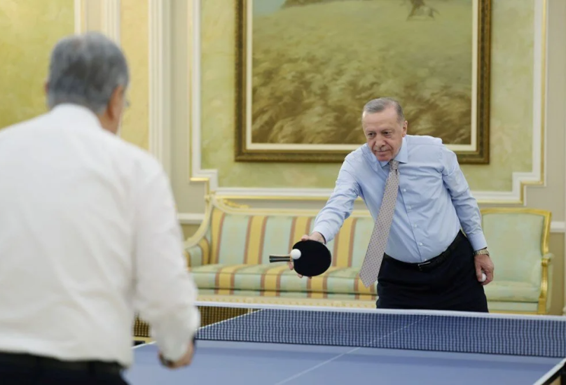 اردوغان يلعب تنس الطاولة مع رئيس كازاخستان