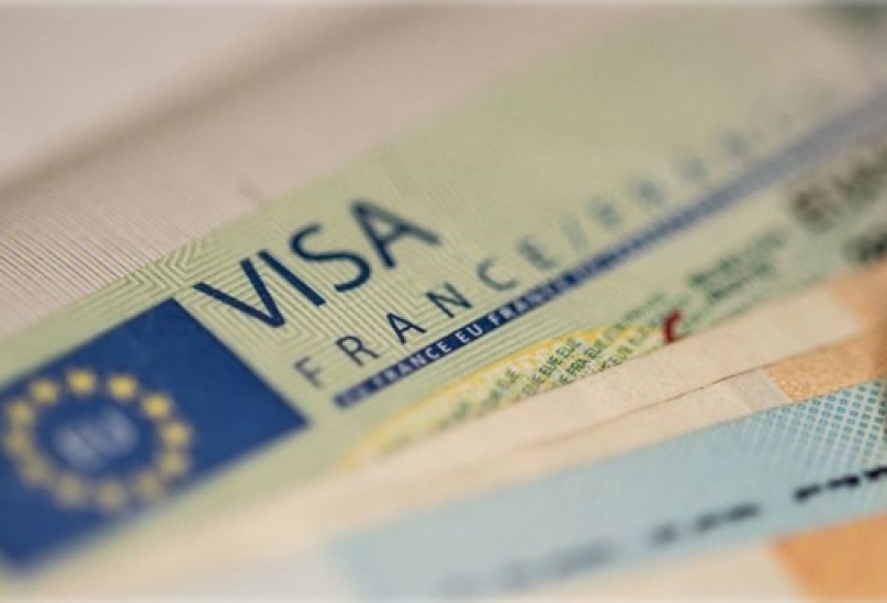 ماكرون يربط ملف تأشيرات المغاربة والجزائريين بشرط واحد