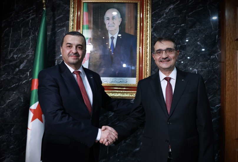 وزير الطاقة والموارد الطبيعية التركي (يمين) مع نظيره الجزائري-الأناضول