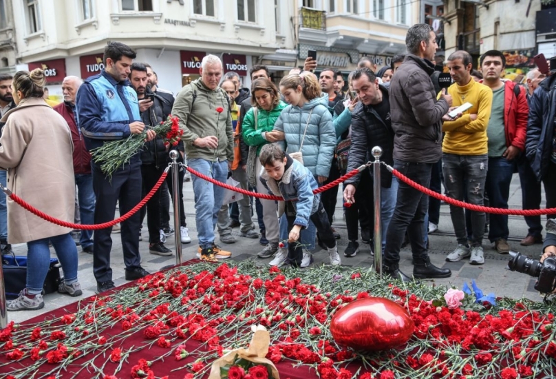 مواطنون أتراك وسياح يضعون الزهور في مكان التفجير-الأناضول