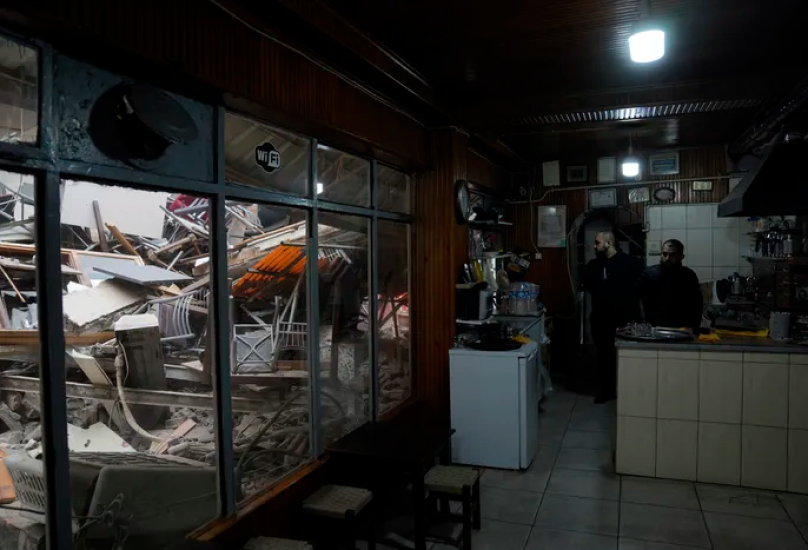 متاجر متضررة في دوزجي بعد الزلزال
