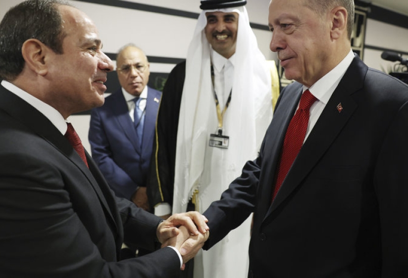 مصافحة الرئيس التركي ونظيره المصري على هامش فعاليات مونديال قطر في الدوحة