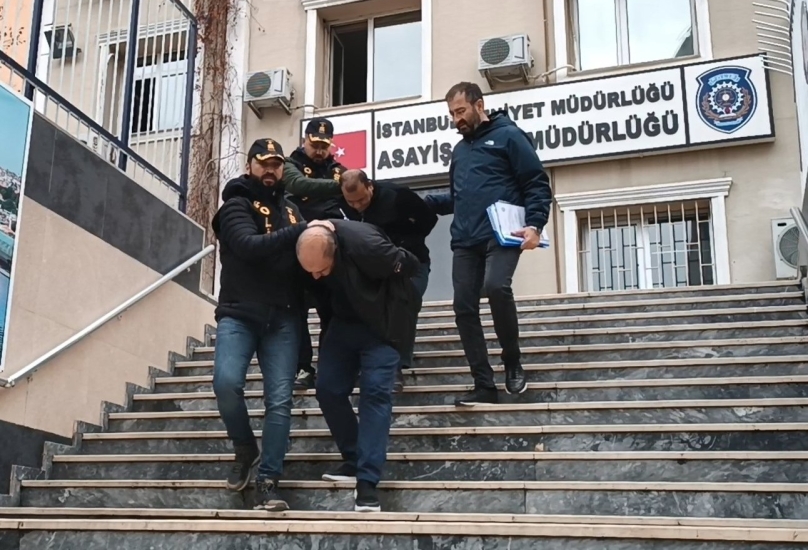 الشرطة ترافق اثنين من المشتبه بهم بعد اعتقالهما في اسطنبول