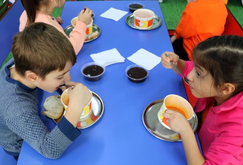 1.8 مليون طالب في تركيا يستفيدون من وجبة غداء مجانية