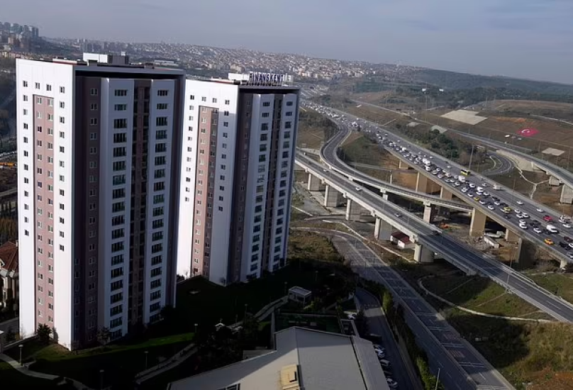 مشهد لمبنيين من مجمع سكني في اسطنبول